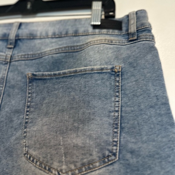 NWOT Women’s Sz: 16 Sound/ Style Easy Fit Tummy Control Distressed Jean Shorts. - Picture 13 of 15